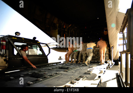 US-Flieger laden Hilfe und Versorgung auf eine C - 130H Hercules-Flugzeuge aus der 746th Expeditionary Luftbrücke Geschwader zur Unterstützung der h Stockfoto