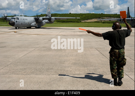 Ein US-Flieger mit der 403. Wartung Geschwader, Air Force Reserve Command leitet eine WC-130J Super Hercules-Flugzeuge für eine hu Stockfoto