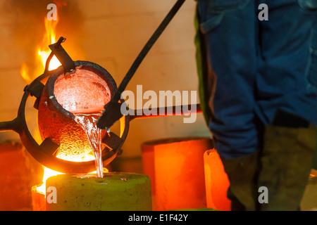 Strömenden Aluminiumschmelze, eine Skulptur zu machen. Stockfoto