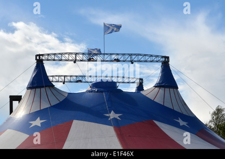 Die amerikanische Grand Chapiteau mit der schottischen Flagge im Wind an der Clyde Shopping Centre, Clydebank, Schottland Stockfoto