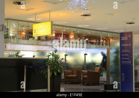 British Airways Check-in Bereich am Terminal 2 am Flughafen London Heathrow Stockfoto