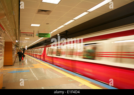 Ayrilikcesmesi u-Bahnstation in Istanbul, Türkei Stockfoto