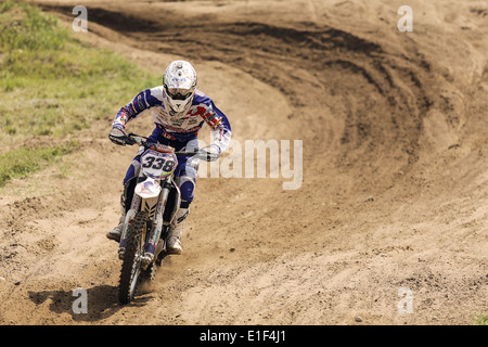 Motocross-Rennfahrer auf Feldweg Stockfoto