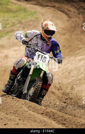 Motocross-Rennfahrer auf Feldweg Stockfoto