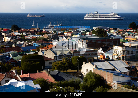 Blick über die Stadt von la Cruz Aussichtspunkt in Punta Arenas, Chile Stockfoto