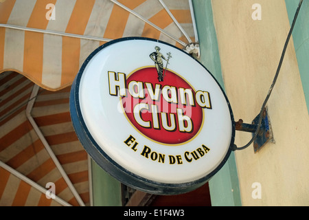 Ein Zeichen für Havana Club Rum vor einer Bar in Alt-Havanna, Kuba. Stockfoto