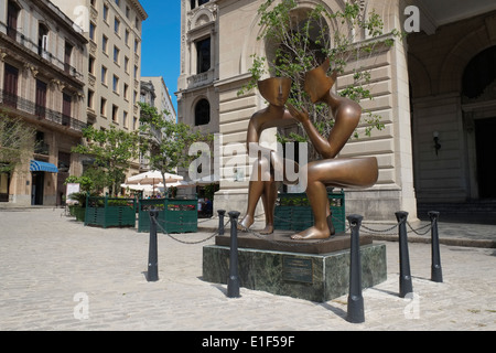 Die Skulptur "La Conversacion" des französischen Bildhauers Etienne am Plaza San Francisco de Asisi, Alt-Havanna, Kuba. Stockfoto