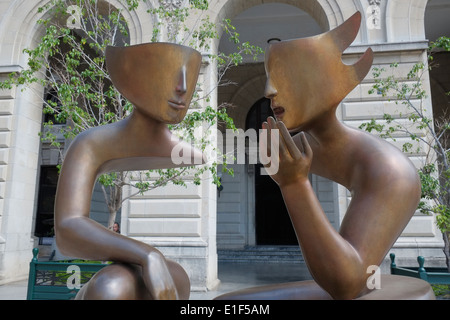 Die Skulptur "La Conversacion" des französischen Bildhauers Etienne am Plaza San Francisco de Asisi, Alt-Havanna, Kuba. Stockfoto