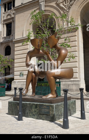 Die Skulptur "La Conversacion" des französischen Bildhauers Etienne am Plaza San Francisco de Asisi, Alt-Havanna, Kuba. Stockfoto