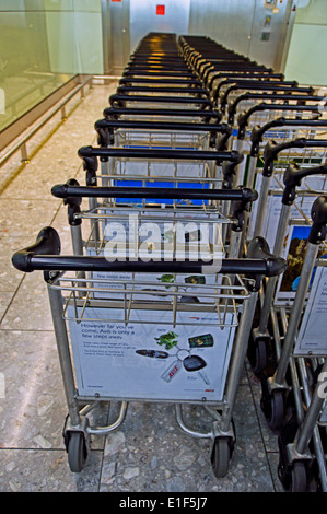 Reihe von Wagen, Terminal 5 Abfahrten, Heathrow Airport, London Borough of Hillingdon, London, England, Vereinigtes Königreich Stockfoto