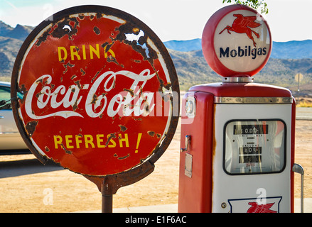 Retro-Zapfsäule und eine rostige Coca-cola unterzeichnen auf der historischen Route 66 in Arizona Stockfoto