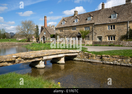 Brücke und Cotswold Steinhütten auf dem Fluss-Auge Stockfoto