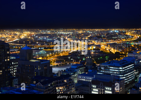 Einen erhöhten Blick auf Cape Städte zentralen Geschäftsviertel mit nördlichen Vororten im Hintergrund Stockfoto