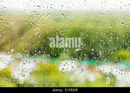 Es regnet draußen Fenster - Regentropfen auf Fensterglas im Sommertag Stockfoto