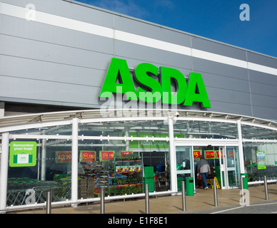 ASDA Supermarkt Eingang. UK Stockfoto