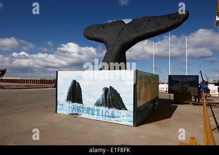 Dummy Humpback Whale Tail Modell in Punta Arenas Port Chile Stockfoto