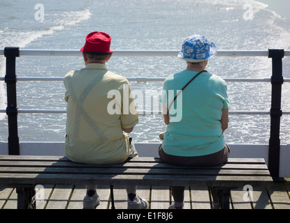 Ältere Paare mit Meerblick vom Sitz auf Saltburn Pier. Saltburn am Meer, North Yorkshire, England. Großbritannien Stockfoto