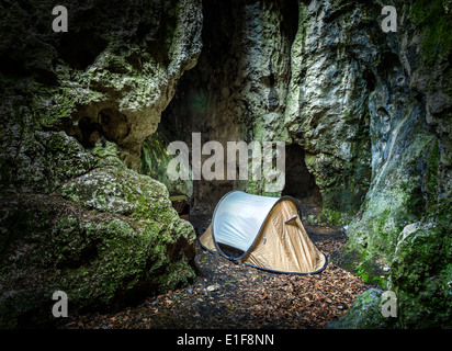 Zelt in Höhle, extreme camping für Kletterer. Stockfoto