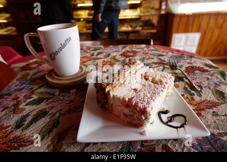 Kuchen und heiße Schokolade in la Chocolatta Schokolade Kaffee Shop und Café Punta Arenas Chile Stockfoto