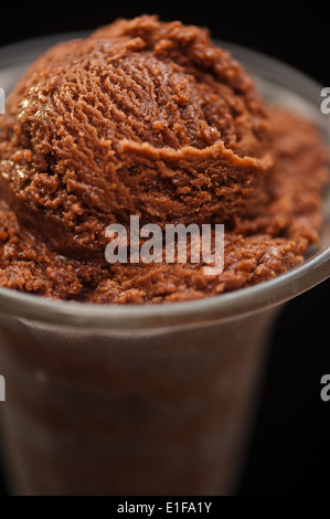 Schokoladeneis-Cup in Longdrinkglas Stockfoto