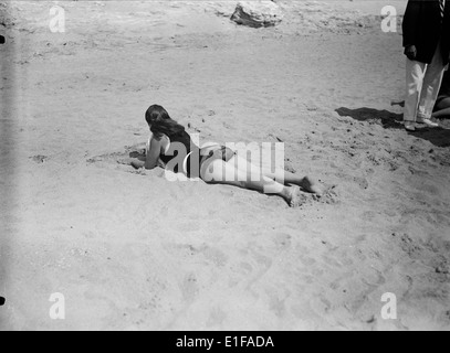 Foto von Praia do Monte Estoril in Portugal, das den Strand und seine malerische Aussicht entlang der Küste von Estoril zeigt. Stockfoto