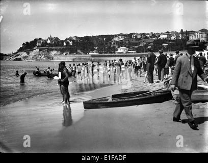Praia do Monte Estoril in Portugal ist ein landschaftlich reizvoller Strand in der Region Estoril. Bekannt für seine malerische Aussicht und beliebt als Freizeitziel, zieht es Besucher mit seiner Küstenschönheit und entspannenden Umgebung an. Stockfoto