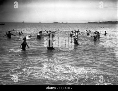 Praia do Monte Estoril in Estoril, Portugal, ist ein berühmter Strand, der für seine landschaftliche Schönheit und Erholungsmöglichkeiten entlang der Küste bekannt ist. Stockfoto