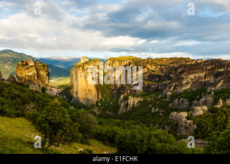 Heilige Dreifaltigkeit Kloster in Meteora Felsen, was bedeutet "ausgesetzt in Luft" in Trikala, Griechenland Stockfoto