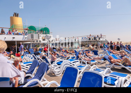 Passagiere auf dem Achterdeck auf P & O Arcadia Sonnenbaden, wie es den Suezkanal Ägypten Transite. Stockfoto