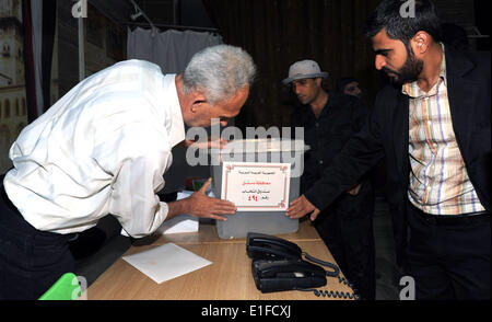 Damaskus, Syrien. 3. Juni 2014. Wahlhelfer bereiten in einem Wahllokal in Damaskus, Syrien, 3. Juni 2014. Syrien am Dienstag startet die Präsidentenwahl, in dem Wahlberechtigten ihre Stimmzettel für drei Präsidentschaftskandidaten des Landes, einschließlich der amtierende Präsident Bashar al-Assad gegossen werden. Bildnachweis: Zhang Naijie/Xinhua/Alamy Live-Nachrichten Stockfoto