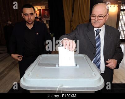 Damaskus, Syrien. 3. Juni 2014. Ein Mann wirft seine Stimme in einem Wahllokal in Damaskus, Syrien, 3. Juni 2014. Syrien am Dienstag startet die Präsidentenwahl, in dem Wahlberechtigten ihre Stimmzettel für drei Präsidentschaftskandidaten des Landes, einschließlich der amtierende Präsident Bashar al-Assad gegossen werden. Bildnachweis: Zhang Naijie/Xinhua/Alamy Live-Nachrichten Stockfoto