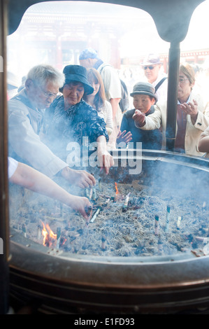 Tokyo, Japan - 2014 - das japanische Volk wabernden Rauch von Weihrauch-Brenner oder joukoro Stockfoto