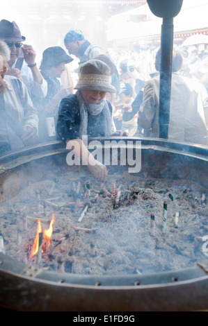 Tokyo, Japan - 2014 - das japanische Volk wabernden Rauch von Weihrauch-Brenner oder joukoro Stockfoto
