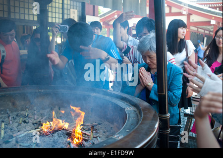 Tokyo, Japan - 2014 - das japanische Volk wabernden Rauch von Weihrauch-Brenner oder joukoro Stockfoto