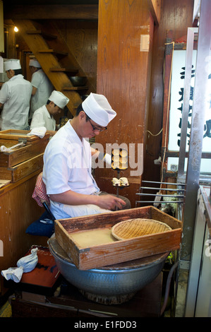 Tokio - Japan, Honshu, Kanto, Tokio, Asakusa, Sensoji Tempel, Mann, der traditionelle kleine Kuchen Stockfoto