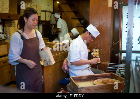 Tokyo Japan - Mann, die traditionelle japanische Kuchen vorbereiten Stockfoto