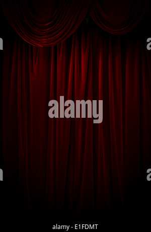 Vertikale Schuss von einem dunklen roten Vorhang. Stockfoto