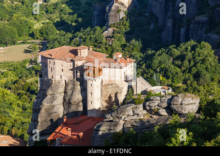 Roussanou Kloster in Meteora Felsen, was bedeutet "aufgeschoben" in Luft in Trikala, Griechenland Stockfoto