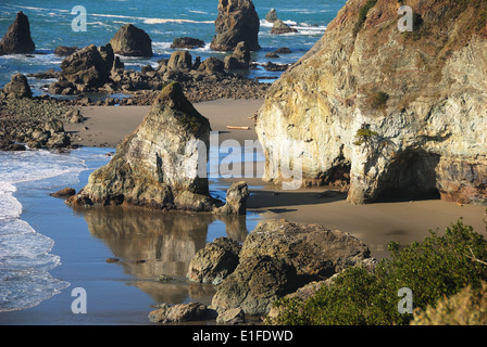 Regenbogen-Rock auf dem Samuel H. Boardman State Scenic Flur aus einem Abzug am Hwy 101 zwischen Brookings und Gold Beach OR. Stockfoto