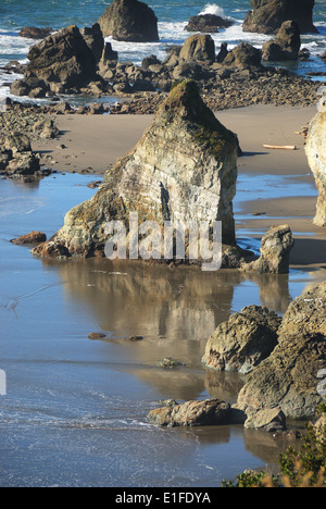 Regenbogen-Rock auf dem Samuel H. Boardman State Scenic Flur aus einem Abzug am Hwy 101 zwischen Brookings und Gold Beach OR. Stockfoto