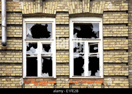 Zwei zerbrochene Fensterscheiben von der alten verlassenen Ziegelbau Stockfoto