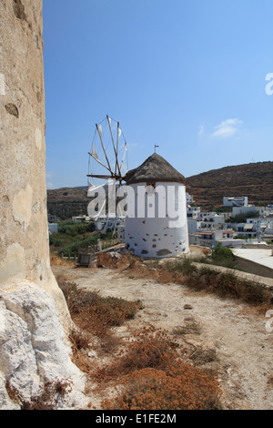 Traditionelle Windmühle auf dem Berg Dorf Vivlos, Naxos, Kykladen, Griechenland Stockfoto