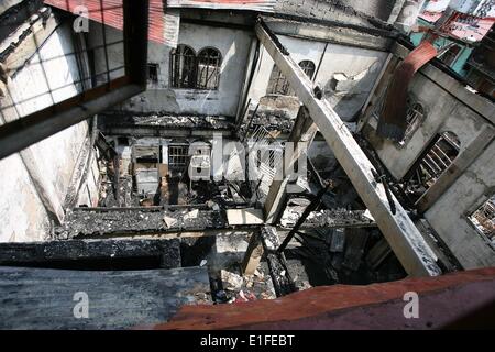 Manila, Philippinen. 3. Juni 2014. Eine verbrannte zweistöckige Gebäude ist in Manila, Philippinen, 3. Juni 2014 gesehen. Fünf Menschen starben in dem Brandereignis wie Brandstiftung Ermittler die Ursache des Feuers untersuchen. Bildnachweis: Rouelle Umali/Xinhua/Alamy Live-Nachrichten Stockfoto