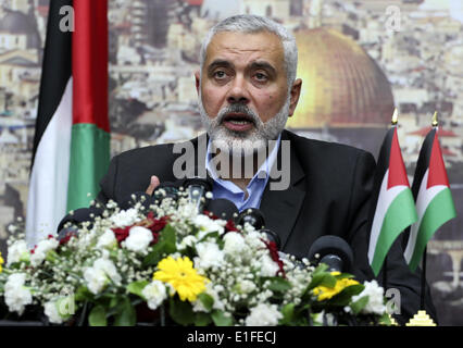 Gaza, Palästinensische Gebiete. 2. Juni 2014. Führungsmitglied der Hamas Ismail Haniyeh besucht einer Pressekonferenz in seinem Büro nach verlassen seiner früheren Position als Premierminister einer Hamas-Regierung im Gazastreifen, 2. Juni 2014. Eine lang ersehnte Regierung der nationalen Einheit unter der Leitung von Ministerpräsident Rami Hamdallah wurde vereidigt von Präsident Mahmoud Abbas im Westjordanland in Ramallah Stadt zum ersten Mal in sieben Jahren die Palästinenser eine Regierung verantwortlich für das Westjordanland und den Gaza-Streifen haben. Foto von Sameh Rahmi Sameh Rahmi/NurPhoto/ZUMAPRESS.com/Alamy © Live-Nachrichten Stockfoto