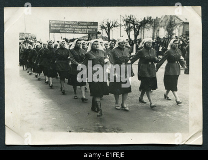 UdSSR - ca. 1954: Antike Fotoshows Demonstration der militärischen Frauen mit Slogans über Gesundheit Stockfoto