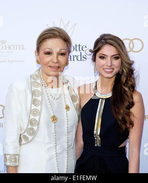 Ehemalige persische Kaiserin Farah Diba-Pahlavi (L) und ihre Enkelin Prinzessin Noor von Iran kommen für die Bernadotte Art Awards 2014 im Grand Hotel in Stockholm, 2. Juni 2014. Foto: Albert Nieboer / /dpa - kein Draht-Dienst - Stockfoto