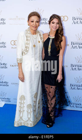 Ehemalige persische Kaiserin Farah Diba-Pahlavi (L) und ihre Enkelin Prinzessin Noor von Iran kommen für die Bernadotte Art Awards 2014 im Grand Hotel in Stockholm, 2. Juni 2014. Foto: Albert Nieboer / /dpa - kein Draht-Dienst - Stockfoto