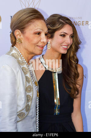 Ehemalige persische Kaiserin Farah Diba-Pahlavi (L) und ihre Enkelin Prinzessin Noor von Iran kommen für die Bernadotte Art Awards 2014 im Grand Hotel in Stockholm, 2. Juni 2014. Foto: Albert Nieboer / /dpa - kein Draht-Dienst - Stockfoto