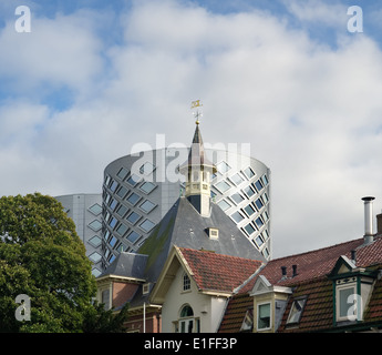 modernes Bürogebäude gegen alte Kirche Stockfoto