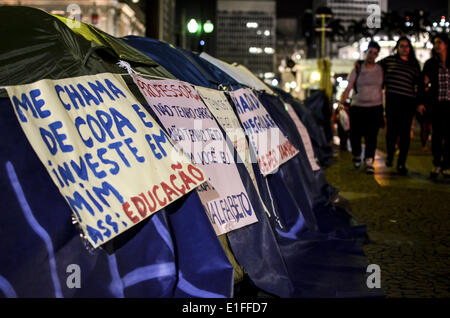 31. Mai 2014 - SÃ£ O Paulo, SÃ£ o Paulo, Brasil - SÃƒO PAULO, BRASIL-Mai 31: öffentliche Schulen Professoren Campen vor SÃ£ o Paulo Rathaus gefragt für bessere Löhne und Arbeitsbedingungen in SÃ£ o Paulo, Brasil, an diesem Samstag, 31. Mai 2014. Stadt-Schule-Lehrer sind in Streik seit 24. April und camping vor dem Rathaus, trotz der niedrigen Temperaturen in der Nacht, seit Freitag, 30.. Das Zeichen sagt, in einem gemeinsamen Witz in Portugiesisch (Brasilien): "rufen Sie mich an WM und investieren auf mich" © Gustavo Basso/NurPhoto/ZUMAPRESS.com/Alamy Live News Stockfoto